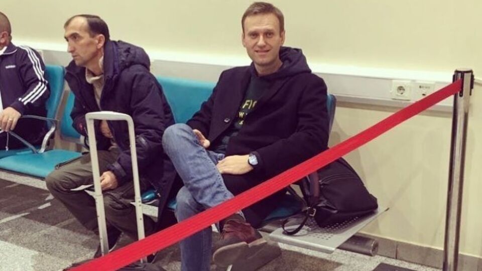 Навальному (крайній праворуч) не вдалося вилетіти з Москви