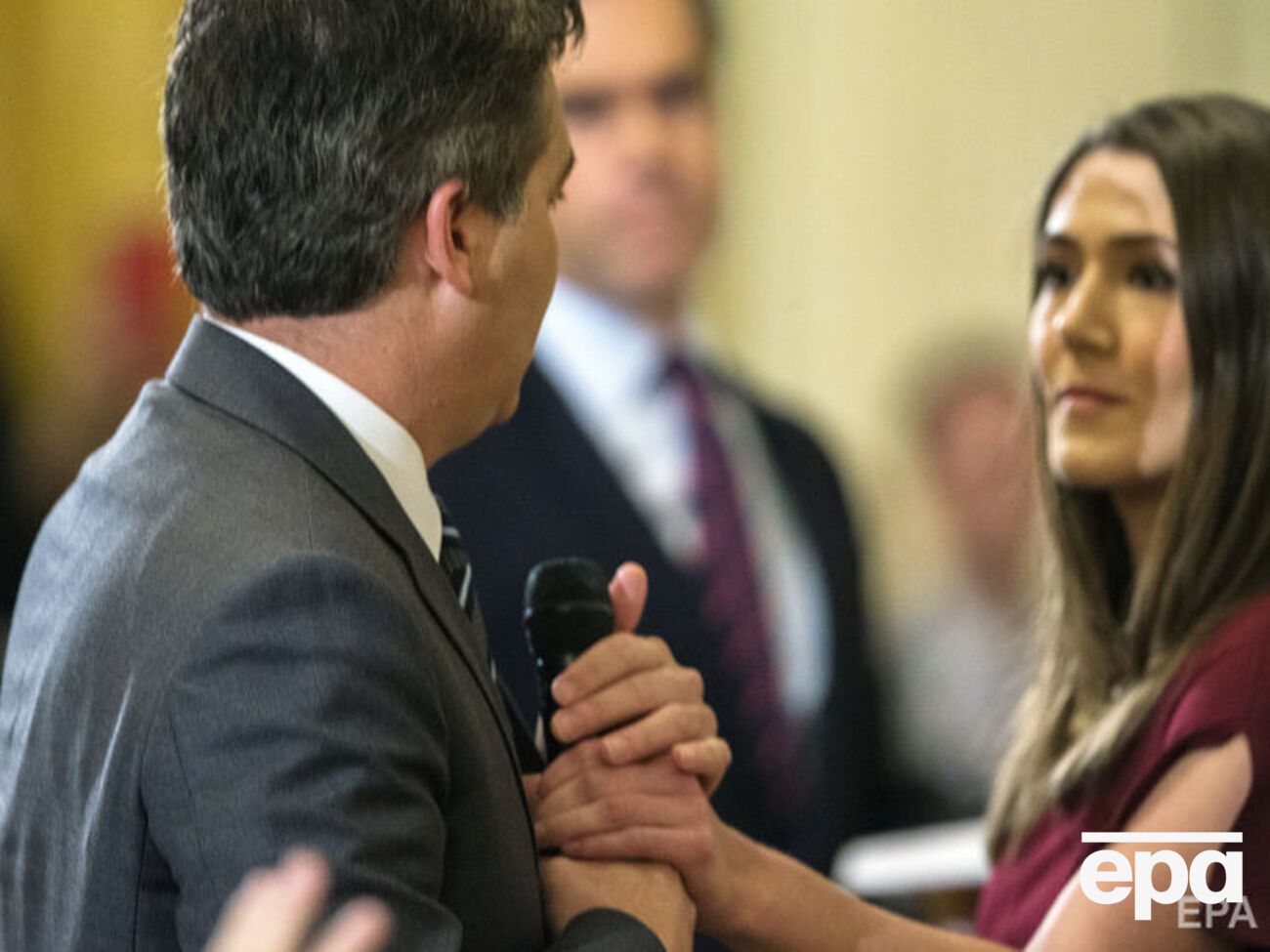 На брифінгу Акоста (ліворуч) відмовився віддати мікрофон інтерну