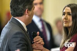 На брифінгу Акоста (ліворуч) відмовився віддати мікрофон інтерну