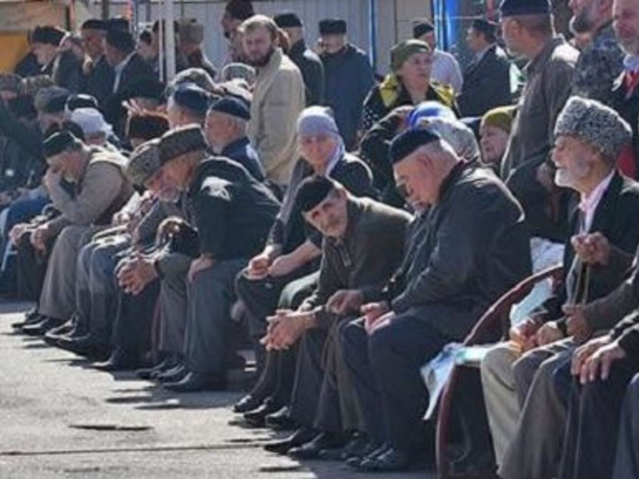 По данным издания "Кавказский узел", на землях, передаваемых Чечне в соответствии с соглашением о закреплении границ, постоянно живут люди, находятся могилы предков, много памятников исторического и культурного наследия