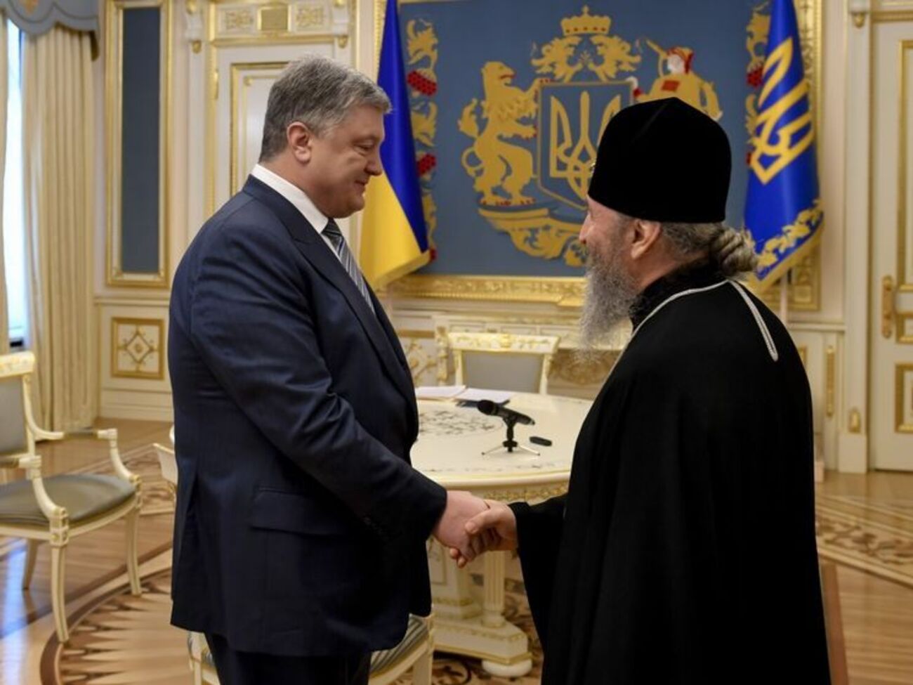 Порошенко пообщался с Онуфрием после отказа епископов приехать в Украинский дом