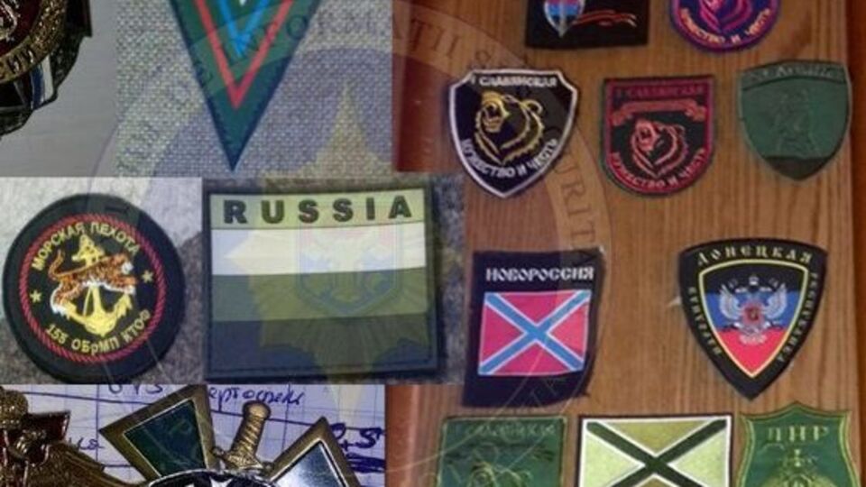 Обнаружены флаги и знаки различия, используемые боевиками на Донбассе