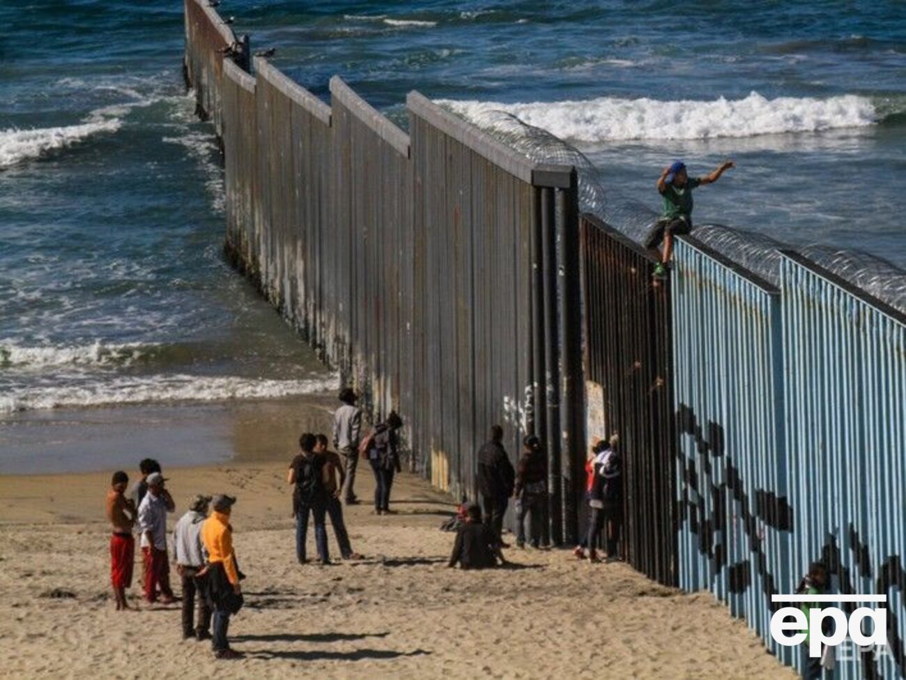 Мигранты ведут себя мирно