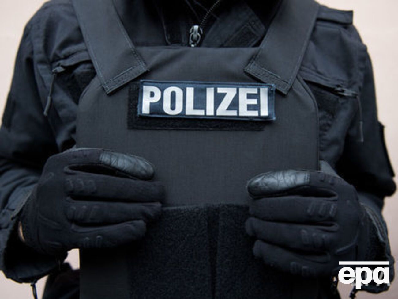 Из-за инцидента полицейские перекрыли входы и выходы на станцию метро, расположенную возле посольства