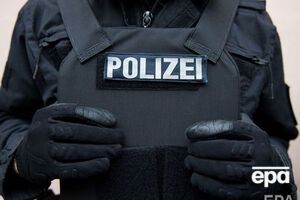 Из-за инцидента полицейские перекрыли входы и выходы на станцию метро, расположенную возле посольства