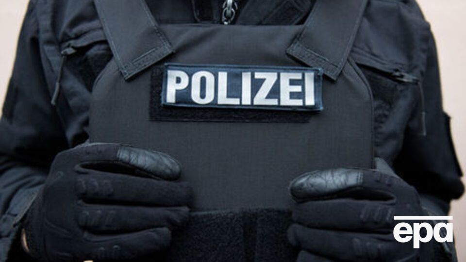 Из-за инцидента полицейские перекрыли входы и выходы на станцию метро, расположенную возле посольства