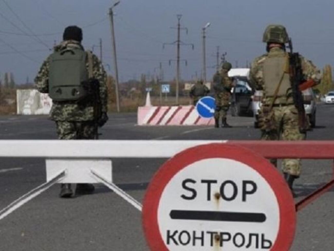 Вантажівки проїхали в окуповані райони Донецької та Луганської областей через пункт пропуску "Новотроїцьке"