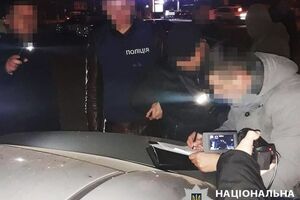 Вместе с чиновником задержан частный предприниматель, который выполнял роль посредника