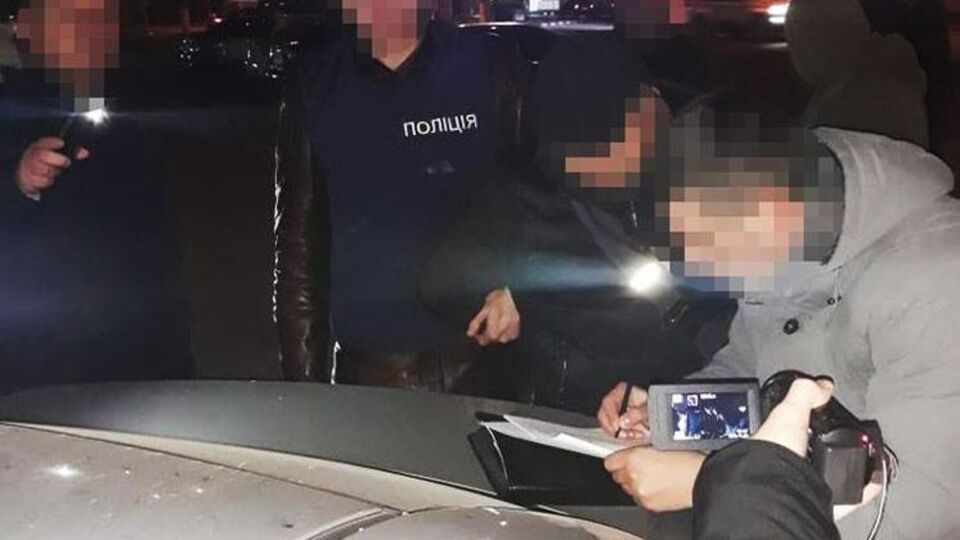 Вместе с чиновником задержан частный предприниматель, который выполнял роль посредника
