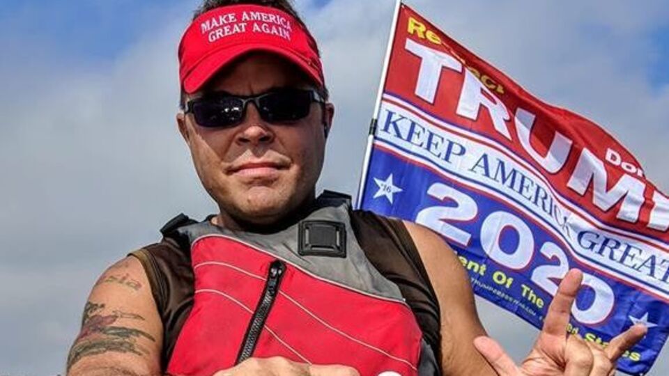 Сіні неодноразово демонстрував свою підтримку Трампу у громадських місцях