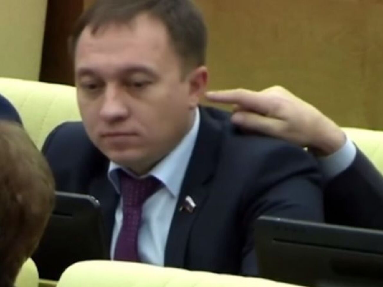 Кто именно протянул палец к уху Быкова, на записи не видно