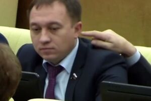 Кто именно протянул палец к уху Быкова, на записи не видно