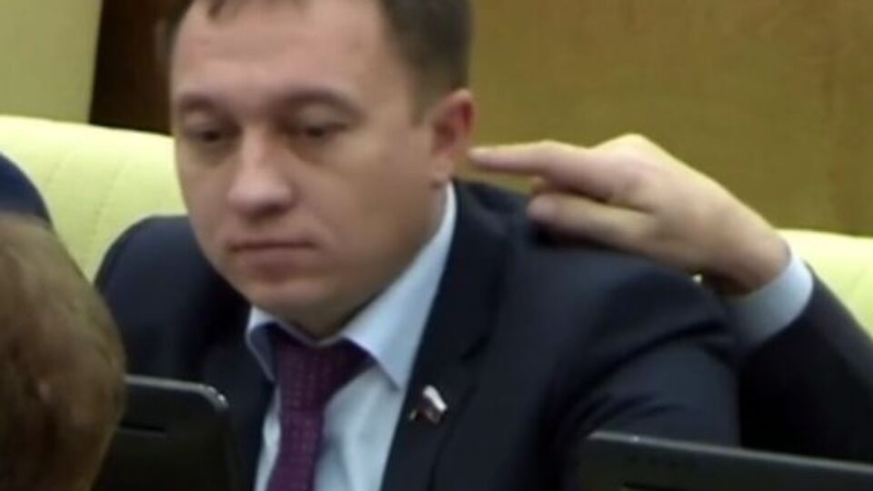 Хто саме простяг палець до вуха Бикова, на записі не видно