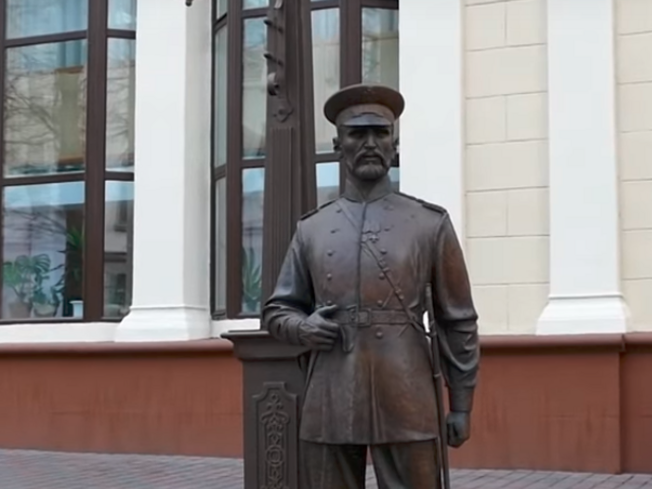 Підліток ударив пам'ятник