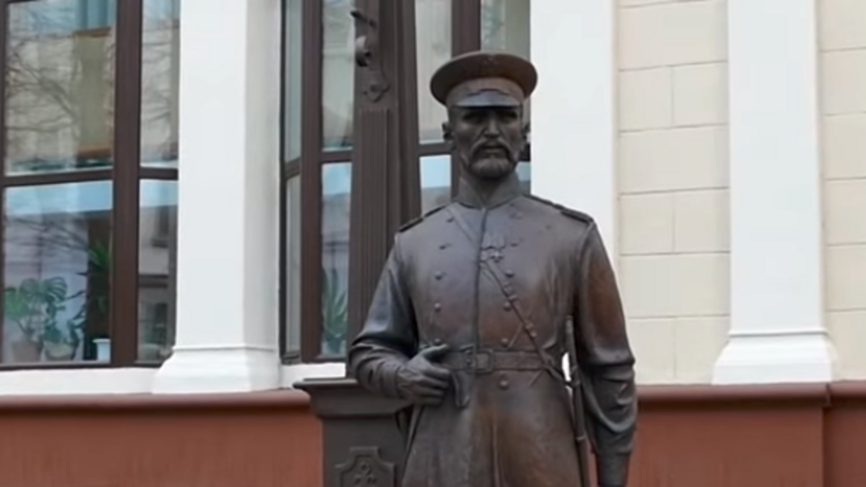 Підліток ударив пам'ятник