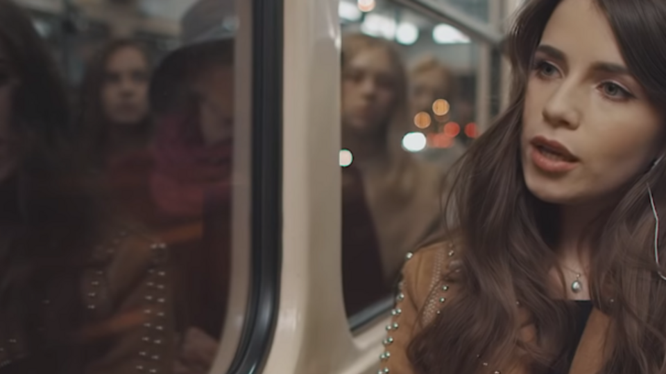 Соловий сняла ролик во львовском трамвае