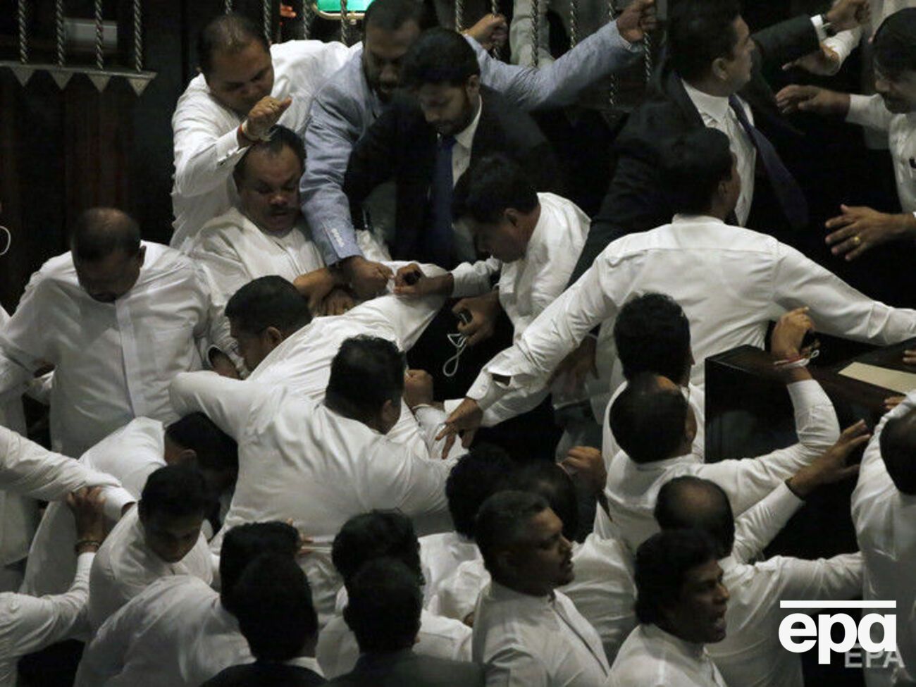 Депутати спершу кричали один на одного, потім конфлікт переріс у бійку