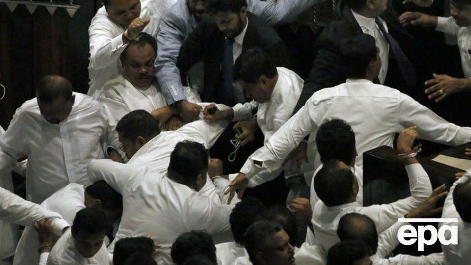 Депутаты сперва кричали друг на друга, затем конфликт перерос в драку
