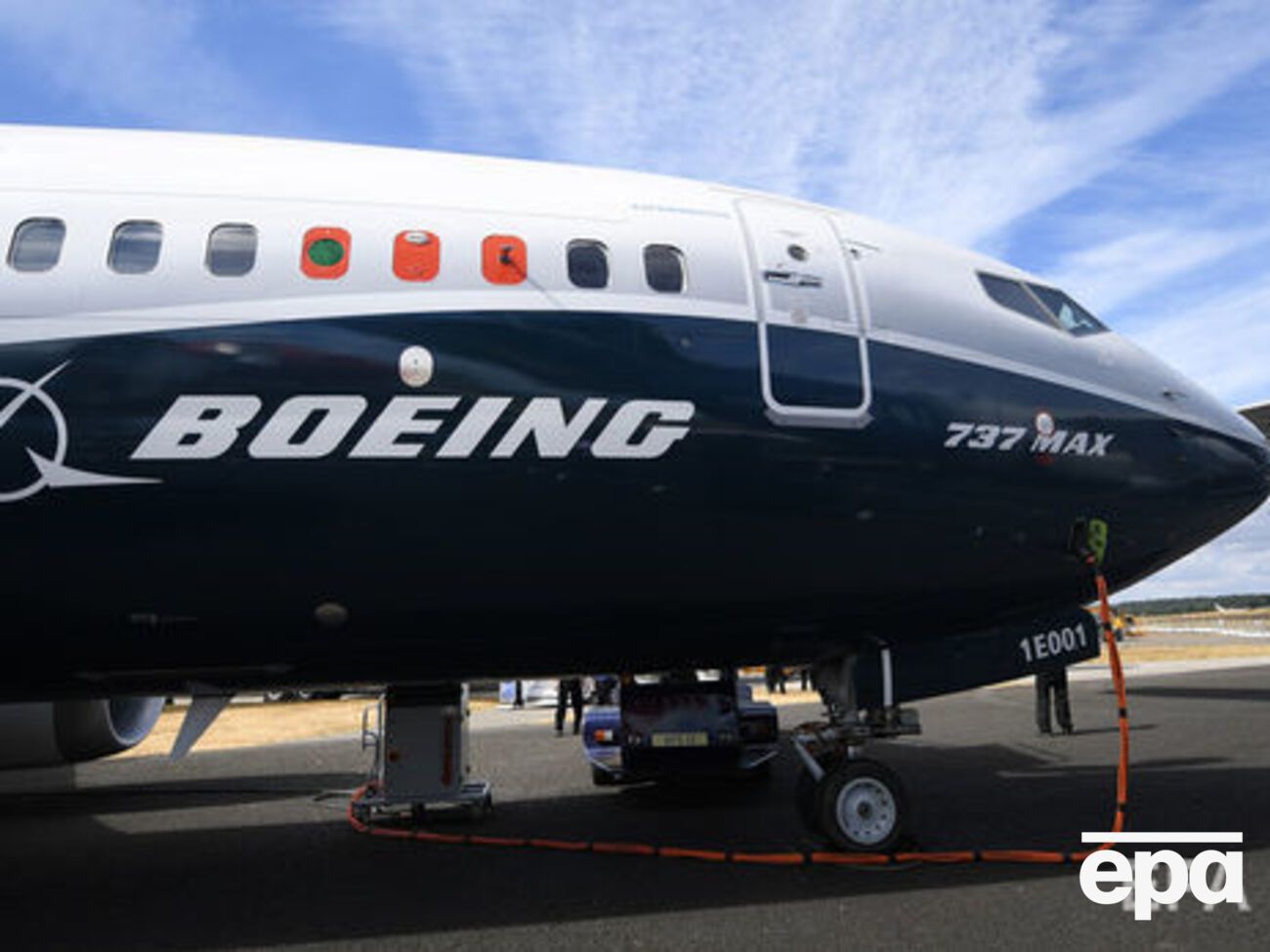 7 ноября компания Boeing разослала предупреждение, что из-за ошибочных показателей системы контроля полета самолеты Boeing 737 могут самостоятельно уйти в крутое пике
