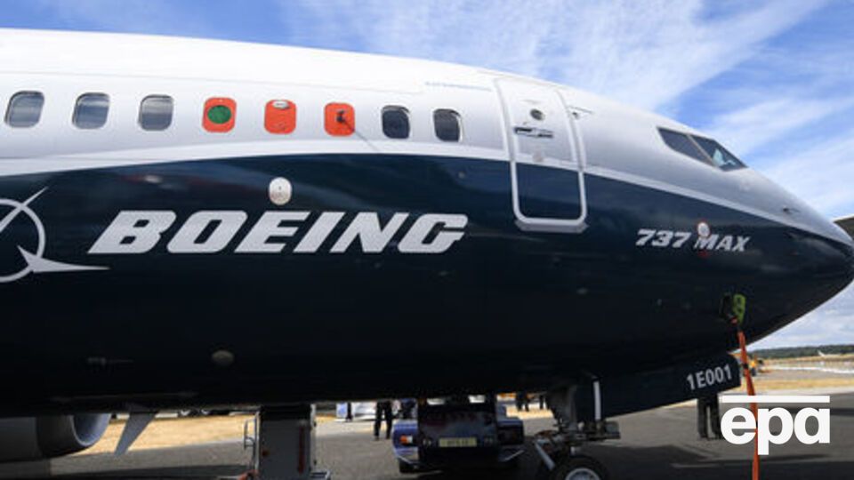 7 листопада компанія Boeing розіслала попередження, що через помилкові показники системи контролю польоту літаки Boeing 737 можуть самостійно піти у круте піке