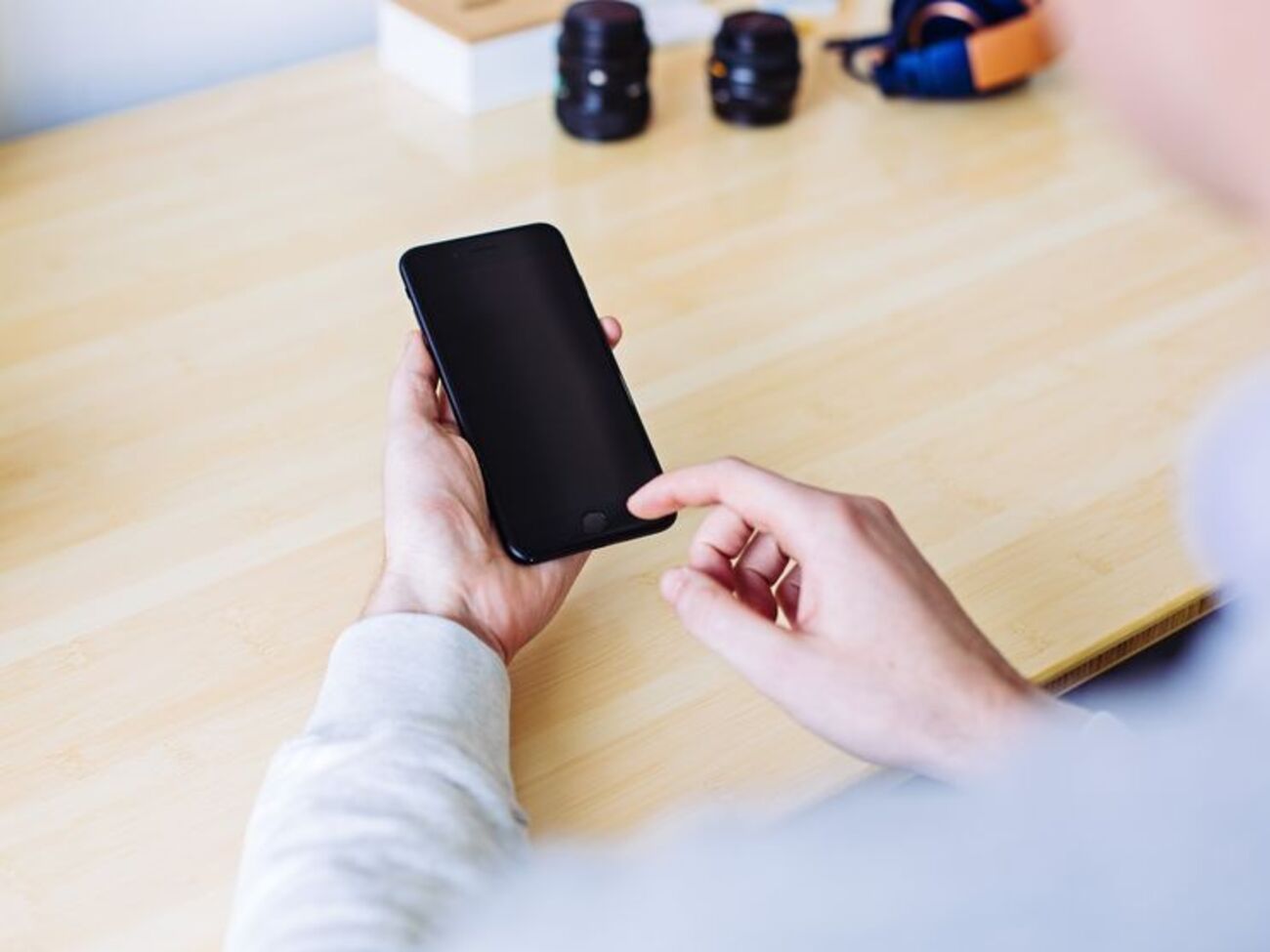 Экс-сотрудник визового центра Великобритании рассказал, что&nbsp;старался предоставлять ФСБ "минимум информации", но был вынужден подписать соглашение о сотрудничестве, поскольку угрожали его семье