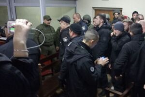 Правоохранителям удалось вывести подозреваемых из зала суда