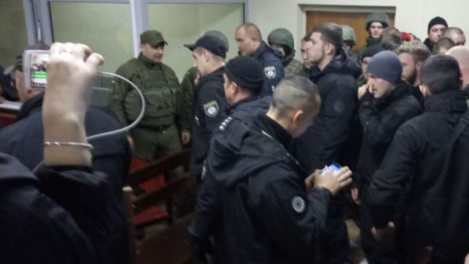 Правоохранителям удалось вывести подозреваемых из зала суда