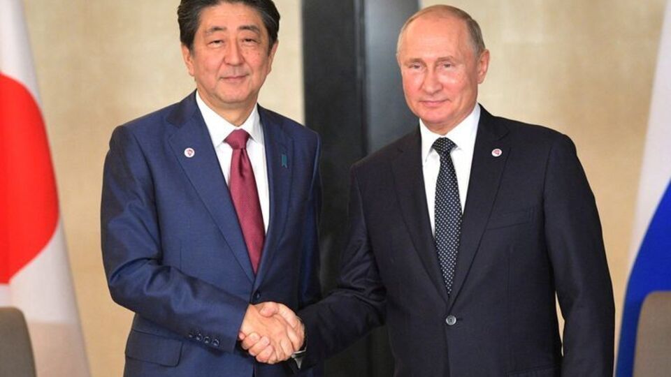 Абэ встречался с Путиным в Сингапуре