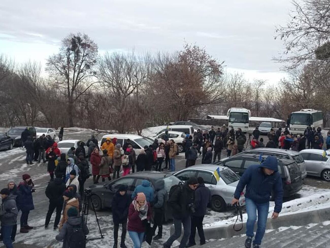 До будинку Авакова приїхало приблизно 200 осіб