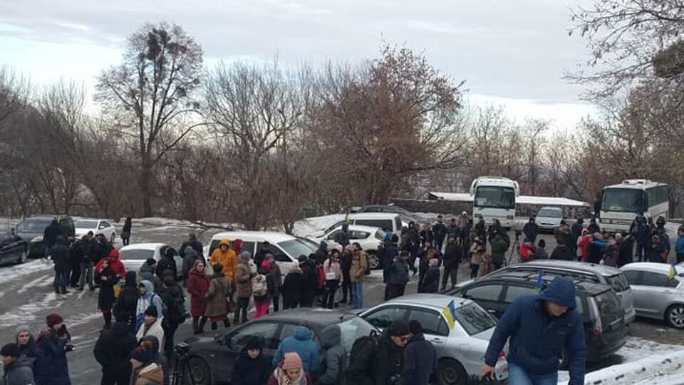 К дому Авакова приехали около 200 человек