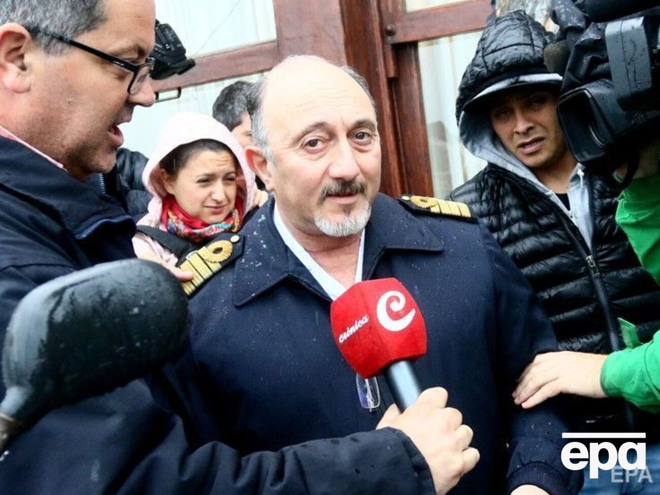 Аттис сказал, что корпус подводной лодки был полностью деформирован