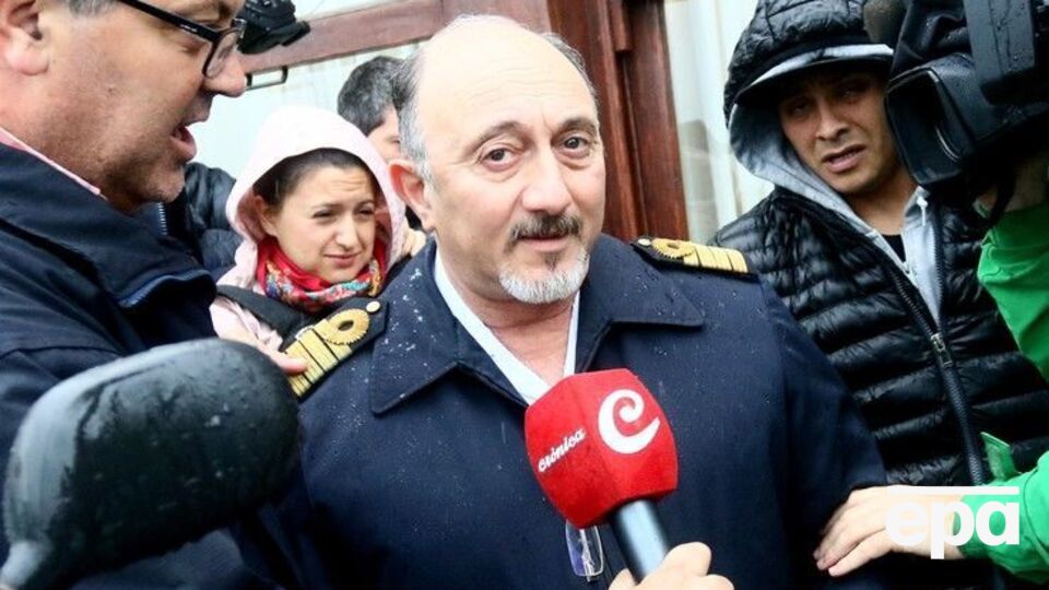 Аттіс сказав, що корпус підводного човна повністю деформовано