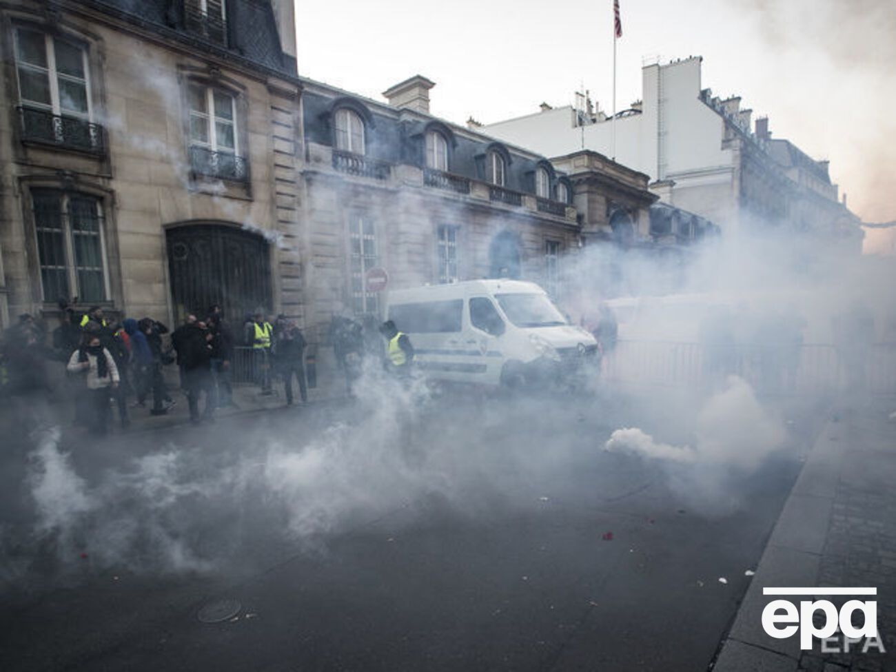 В ходе столкновений с протестующими ранения получили 10 силовиков