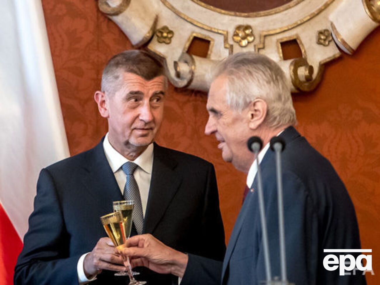 Цветы, возложенные Бабишем и Земаном, выбросили в мусор