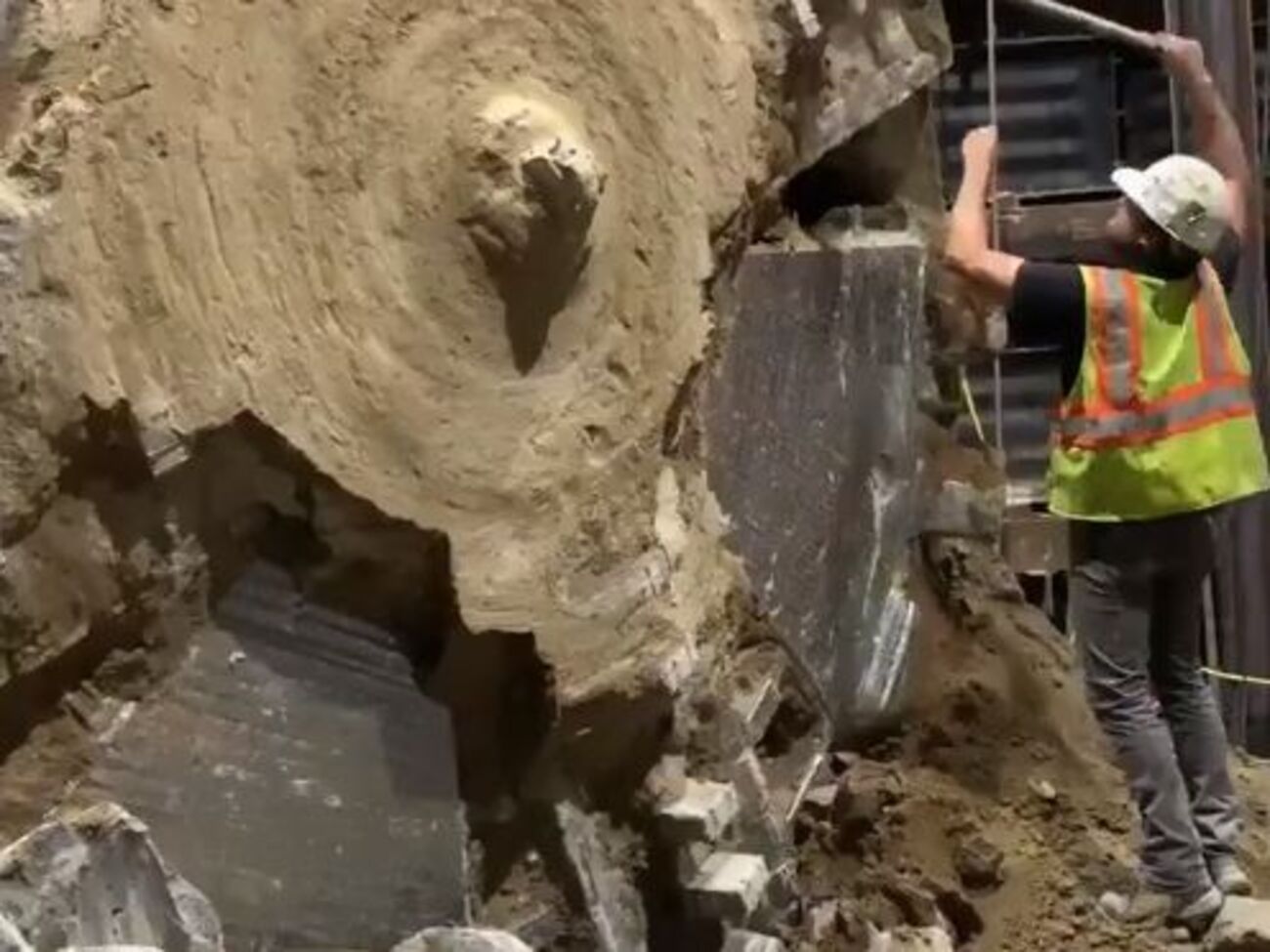 Илон Маск показал бур, завершивший работы в туннеле