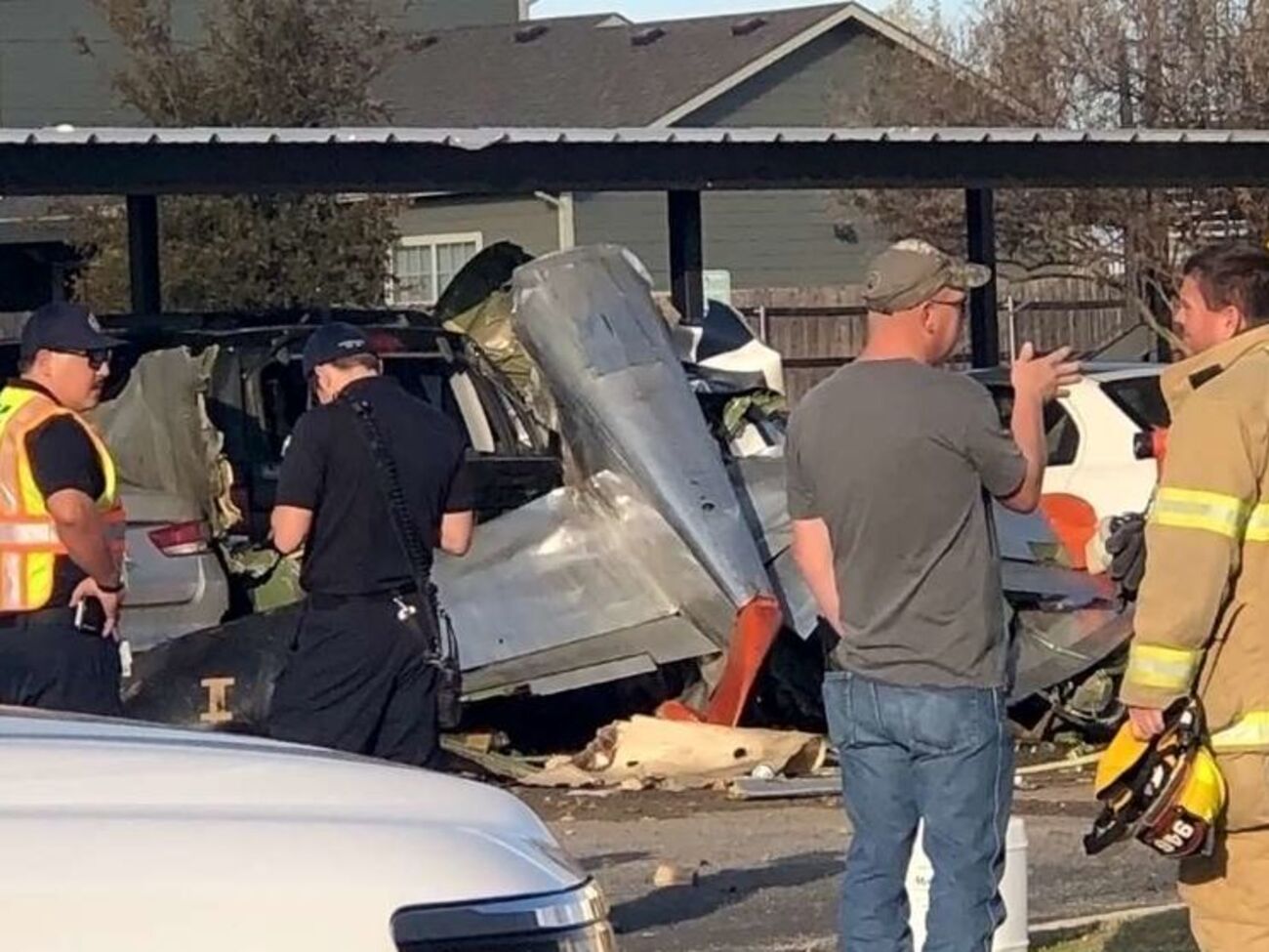 Самолет упал в населенном пункте