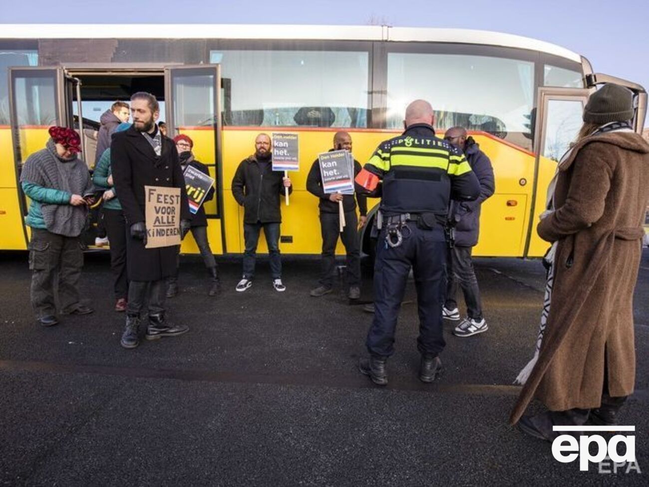 Полиции пришлось вмешаться, чтобы разделить сторонников и противников Черного Пита