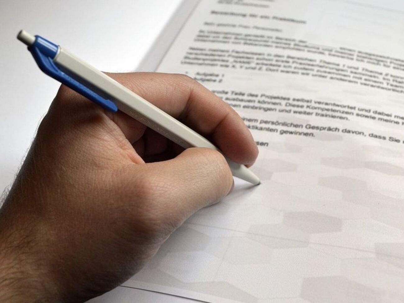 Иногда встречается промежуточный вариант между левшой и правшой