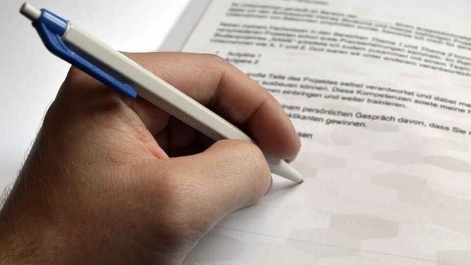 Иногда встречается промежуточный вариант между левшой и правшой