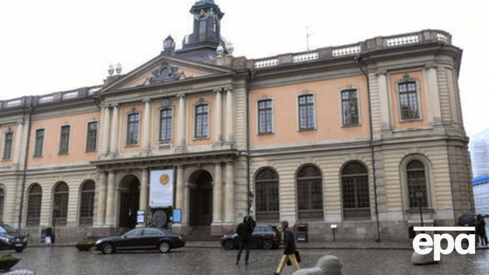 До складу нового Нобелівського комітету з літератури увійдуть п'ятеро членів Шведської академії і п'ятеро запрошених експертів