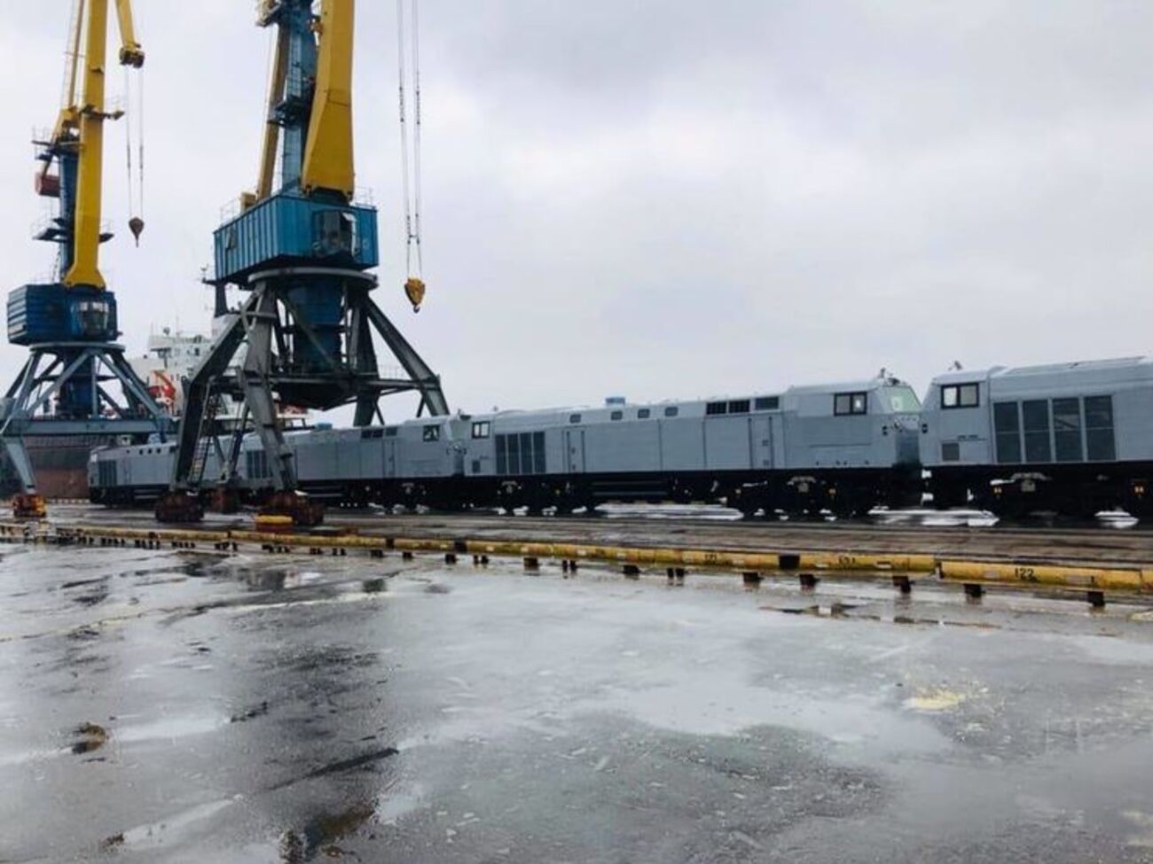 П'ять локомотивів вивантажили в морському порту Чорноморськ