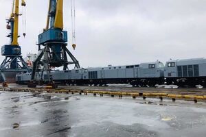 Пять локомотивов выгрузили в морском порту Черноморск