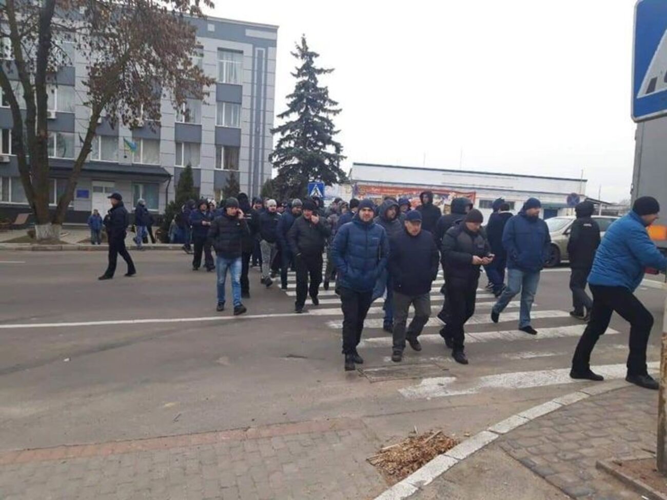 Участники акции перекрывали дорогу