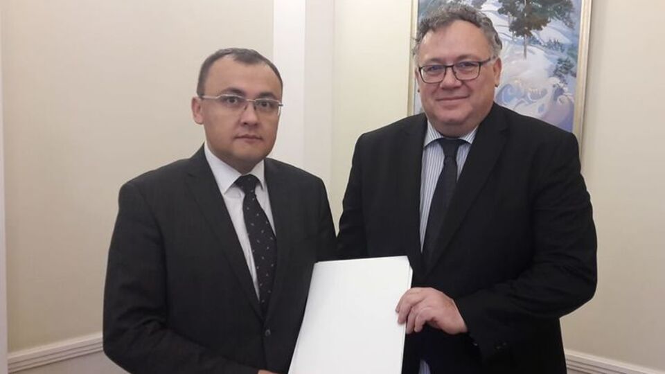 Боднар получил от Ийдярто (справа) верительные грамоты 14 ноября