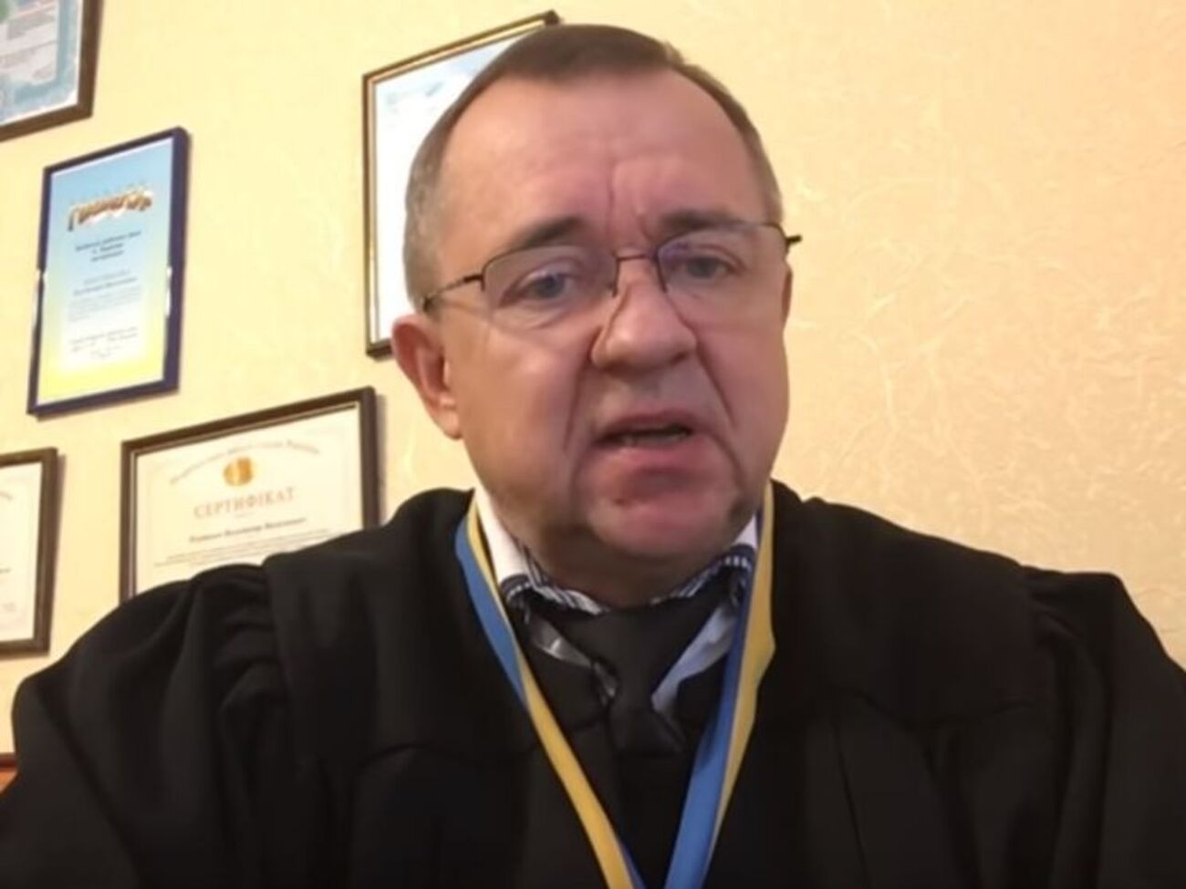 Судья ведет видеоблог
