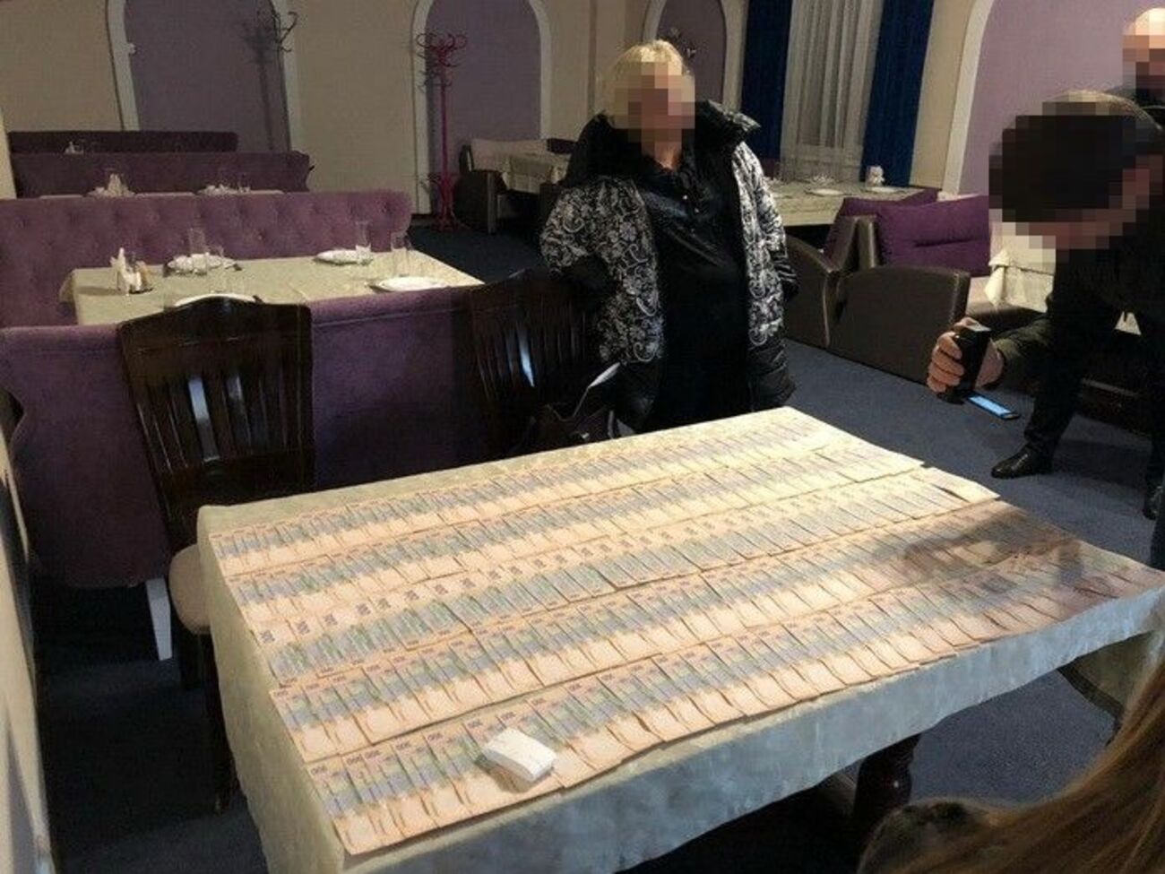 Инспектор ГФС обещала, в частности, за взятку не начислять одному из предприятий штрафные санкции в полном объеме