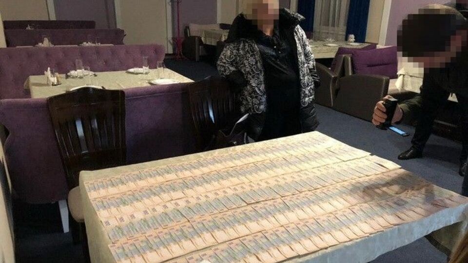 Инспектор ГФС обещала, в частности, за взятку не начислять одному из предприятий штрафные санкции в полном объеме