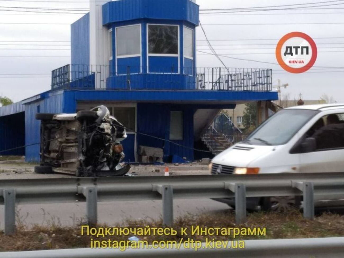 Автомобиль опрокинулся