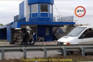 Автомобіль перекинувся