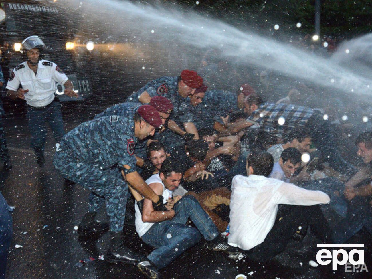 Хачатурова обвинуватили в розгоні демонстрації проти фальсифікацій на виборах президента Вірменії